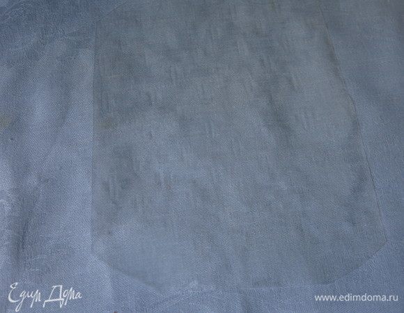 На макису с пленкой кладем хлопковую салфетку без фактурной поверхности. Рисовую бумагу увлажняем, проводим ею один-два раза по воде, налитой в тарелку. Температура воды комнатная. Часть с выпуклостями — характерным рисунком на бумаге — к воде. Выкладываем на салфетку рисунком наружу.