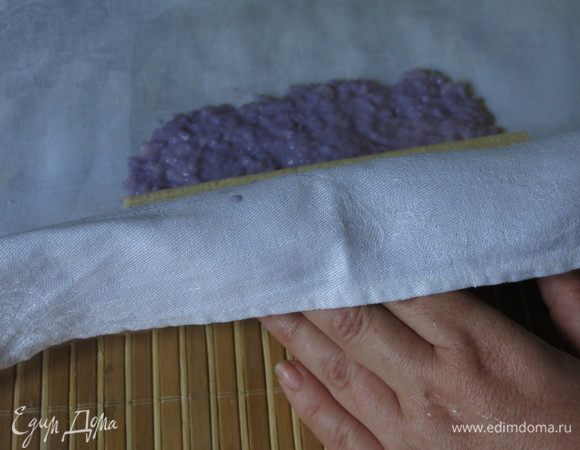 Заворачиваем банан в рис с помощью макисы и салфетки. Если переувлажнить бумагу, то она пристанет к салфетке, влажная сторона бумаги должна быть к рису, тогда ткань легко отсоединится от бумаги.