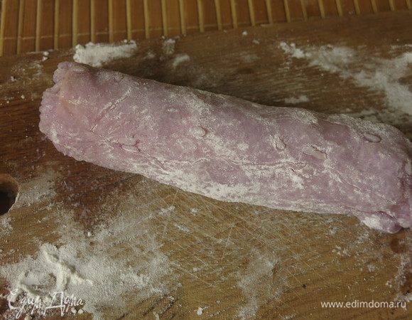 Готовый ролл кладем в сторону, присыпаем крахмалом, чтобы не прилип. Такой прием отсутствовал в исходном рецепте, без такого дополнения бумага прилипала ко всему.