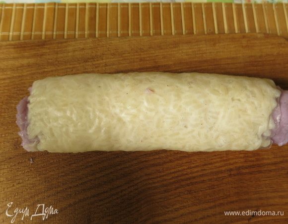 Получается двойной ролл. Аналогично работаем с розовым и зеленым рисом.