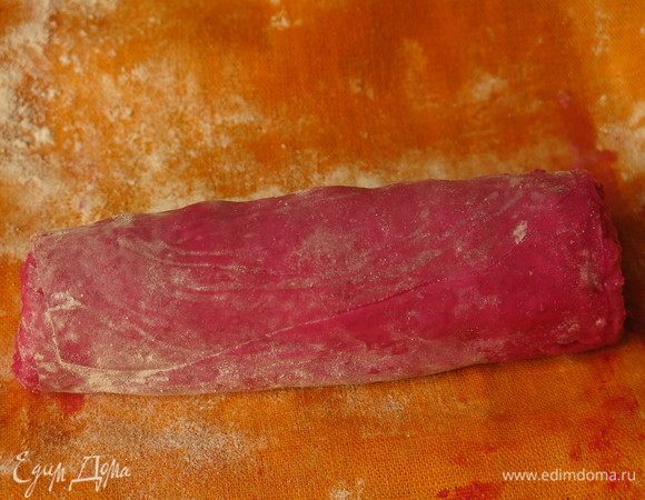 Для того, чтобы салфетка не прилипала, ее также чуть присыпаем крахмалом. Розовый ролл получается более насыщенного цвета, т. к. использовала сок молодой свеклы, а капуста прошлогодняя.