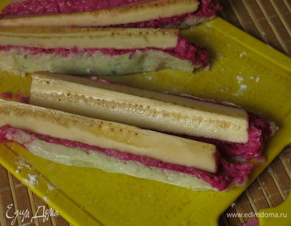 Даем роллам немного охладиться. Разрезаем вдоль на четыре части.