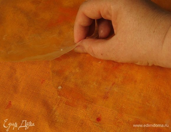 Берем два листа рисовой бумаги, соединяем их, получаем длинную полосу.