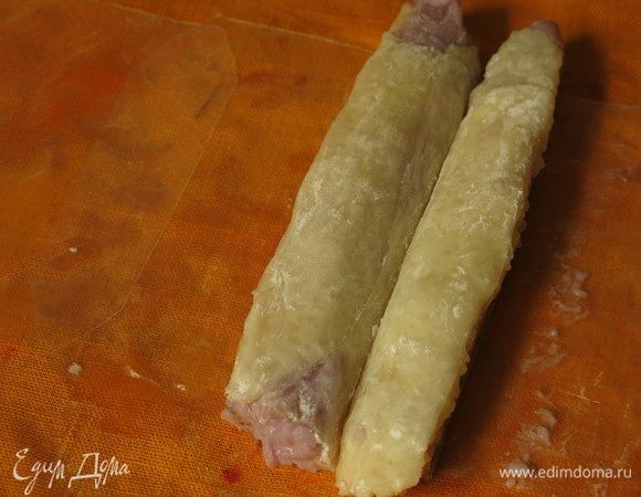 Кладем поперек листа два куска ролла, буквой V, отступив от края пару сантиметров.