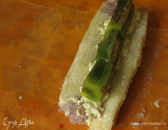 На творог — кусочки киви (манго или персика). Сверху — творог.