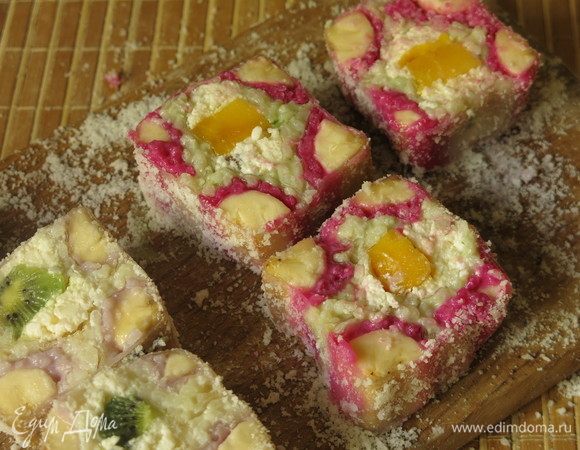 Нарезаем на 4 кусочка, отрезая края. Получилось не очень ровно, но ярко и вкусно. Приятного!