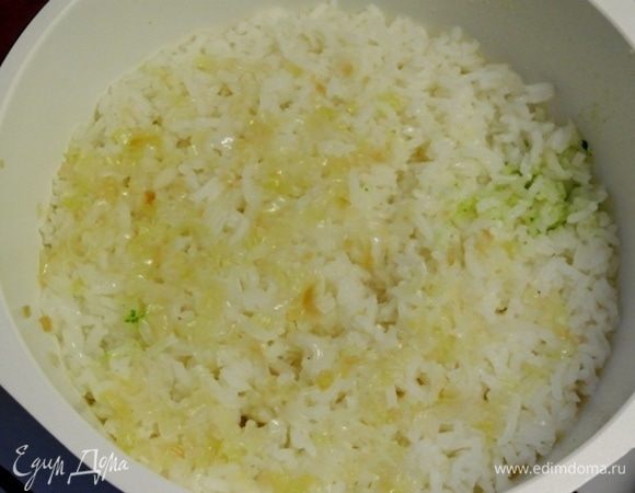 Закрыть крышкой и готовить на маленьком огне 25-30 минут до готовности риса.