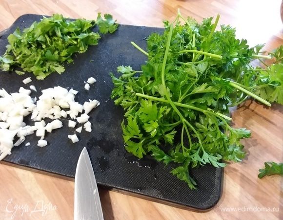 Чеснок мелко порубить. Петрушку тоже.