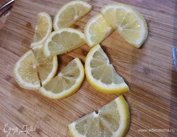 Лимон порезать на половинки.
