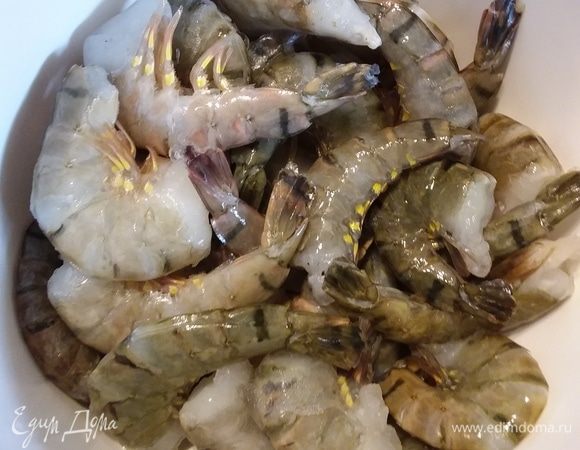 Креветки разморозить, промыть, если необходимо нарезать панцирь на спинке и извлечь кишку. У меня уже очищенные.