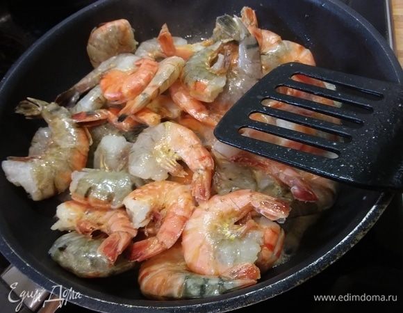 В сковороде разогреть масло. Выложить креветки и обжарить со всех сторон в течение 3 минут.