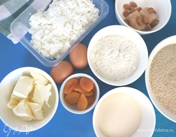 Приготовить все необходимое. Масло вынуть из холодильника заранее. Творог пропустить через сито.