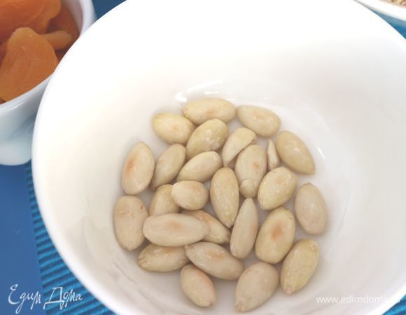 Миндаль проварить несколько минут в кипящей воде, слить воду, дать немного остыть, очистить от шелухи, обжарить на сухой сковороде. 