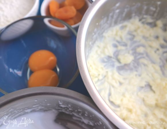 Взбейте сливочное масло до пены. Сахар не добавлять, он используется в крошке, а также добавляется вместе со шнапсом при кипячении воды, в которой вы будете варить клецки. Белки отделить от желтков.