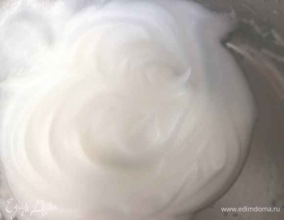 Взбить белки до мягких пиков с щепоткой соли.