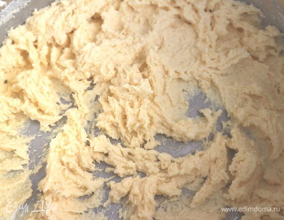 Сначала добавить желтки (по одному), взбивая.