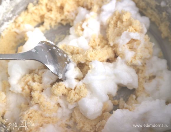 Затем постепенно вмешать манную крупу (мелкую), 1 ч. л. ванильной эссенции или мякоть стручка ванили и щепотку соли. Аккуратно вмешать белки.