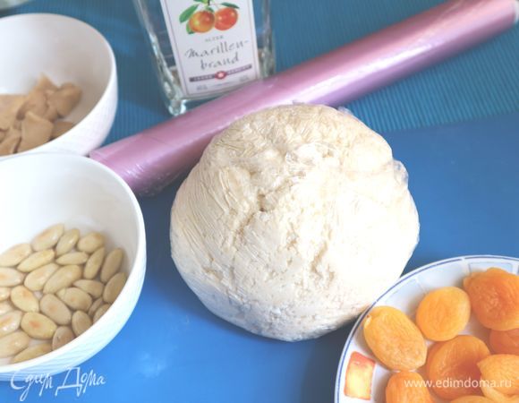 Завернуть тесто в пищевую пленку и оставить на 10 минут, потом минут на 20 убрать в холодильник. Когда вы начнете работать с тестом, то сможете заметить, какое оно нежное.
