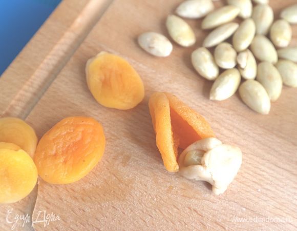 Подготовить курагу. Проварить в небольшом количестве воды минут 7-8, чтобы она стала немного мягче, но не переварите, варить можно только до полуготовности. Воду слить, дать кураге остыть, просохнуть. В полость каждой поместить по 1 штуке  миндаля, который нужно обернуть в марципан. 