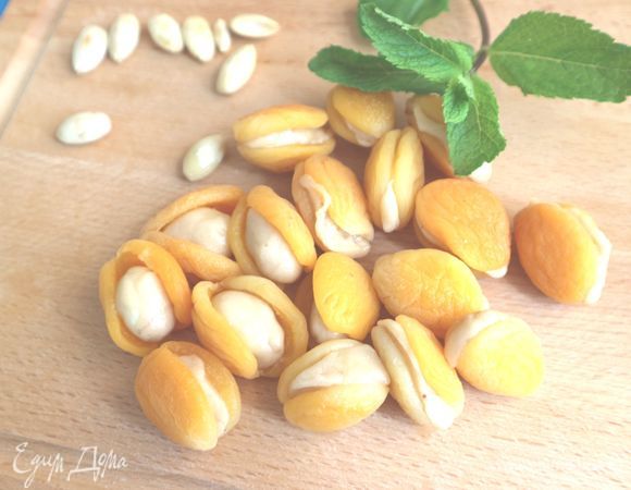 Теперь сомкните обе половинки кураги, марципан отлично их скрепляет.