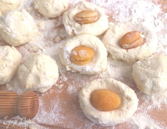 Поместить по одной  штуке фаршированной кураги на каждый кусок творожного теста. 