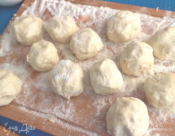 Завернуть в тесто. Получатся такие шарики. Вскипятить воду в большой кастрюле с щепоткой соли, сахаром и абрикосовым шнапсом. Положить  клецки в кипящую воду, затем убавить  огонь и варить минут 18-20, пока они не всплывут и не увеличатся в объеме. 