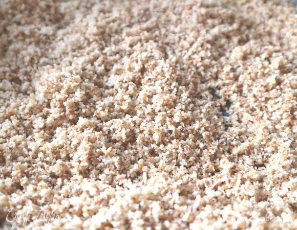 Теперь приготовить крошку с маслом. 
Нагреть масло на сковороде и обжарить сахар, ванильный сахар и панировочные сухари на слабом огне до золотистого цвета, регулярно помешивая. Не уходите никуда во время этого процесса, а то крошки сгорят. Добавить щепотку корицы. 