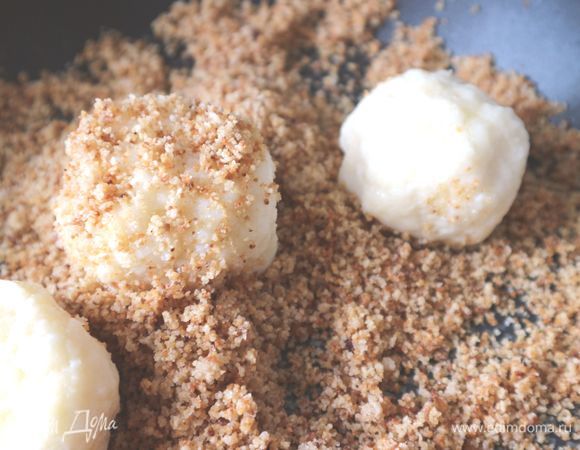 Аккуратно шумовкой вынуть клецки из кастрюли, затем тщательно обвалять их в крошках.