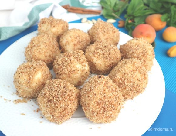 Приготовить клецки для сервировки с остальными крошками со сковороды, можно посыпать сахарной пудрой. 