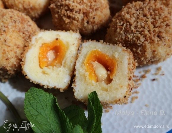 Есть горячими. А это разрез, начинка пропитывается марципаном.