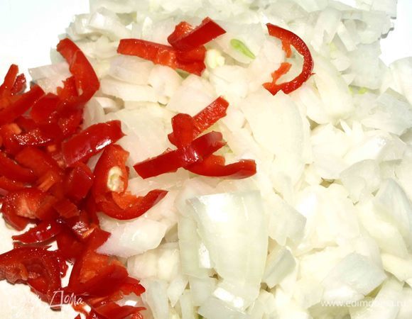 Лук мелко нашинковать, перец нарезать (если не любите очень острое, то лучше удалить семечки). 