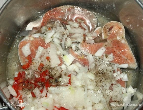 Добавить к рыбе лук, острый перец, растительное масло, лимонный сок. Добавить соль, черный молотый перец по вкусу. 