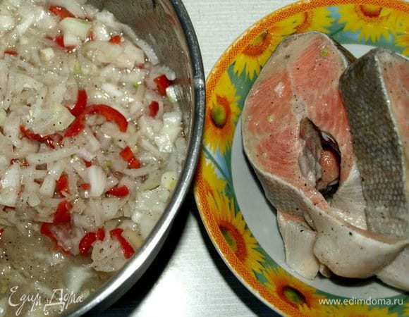 Достать из холодильника рыбу. Дать постоять минут 15 при комнатной температуре. Достать рыбу из маринада, очистить от лука и перца. 