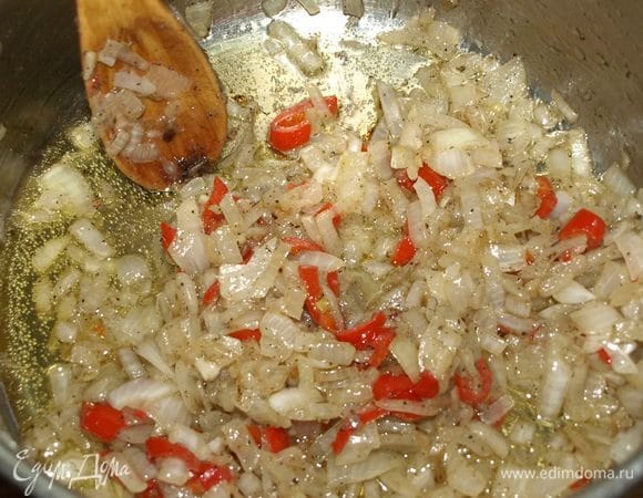 Маринад перекладываем на сковороду или готовим в посуде, в которой мариновалась рыба. И томим, пока не выпарится жидкость. 