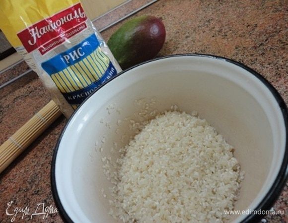 Рис Краснодарский ТМ «Националь» (стакан объемом 200 мл) промыть. В закипающее молоко добавить сахар, ванильный сахар, соль и рис. Убавить огонь и варить, помешивая, пока рис не впитает всю жидкость и станет мягким.