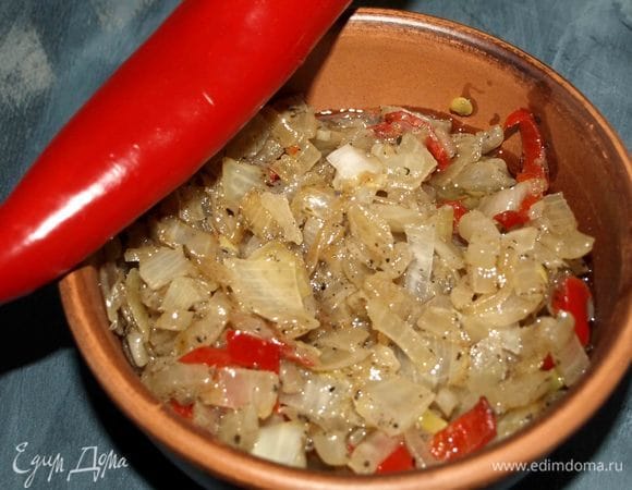 Должен получиться лук карамельного цвета.