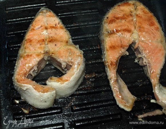 Сковороду гриль хорошо разогреваем. Можно запечь в духовке, можно готовить на сухой сковороде. Выкладываем рыбу. Жарим 5-6 минут с каждой стороны. Время приготовления зависит от сорта рыбы и величины. Главное — не пересушить рыбу. 