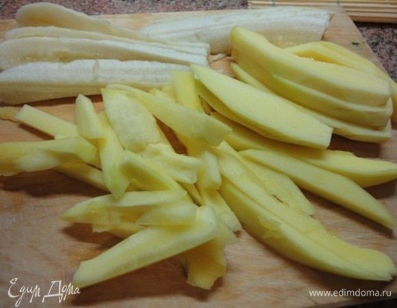 Манго и банан очистить и нарезать брусочками. Сбрызнуть лимонным соком.