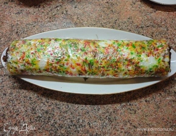 С помощью циновки свернуть роллы. Получается два таких ролла.