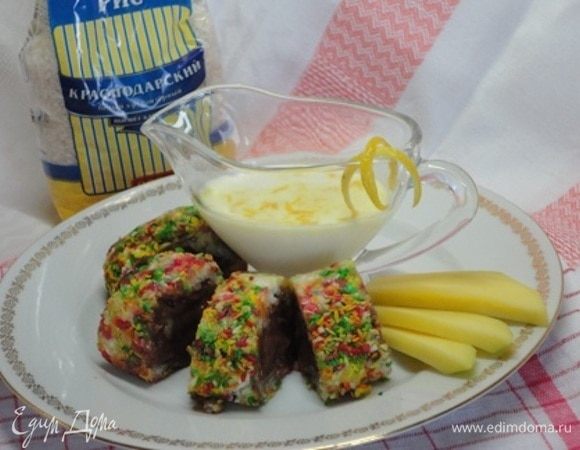 Чтобы красиво нарезать, помещаем роллы в морозильную камеру на 15-20 минут. За это время приготовим соус: смешаем молоко со сгущенным молоком и цедрой.