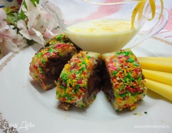 Нарезаем роллы на кусочки и подаем с соусом.