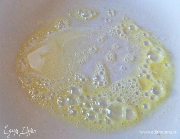 Растопить сливочное масло для курицы.