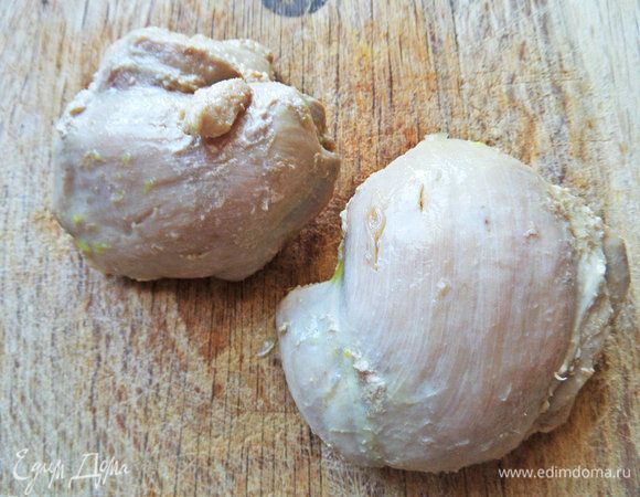 Куриное филе с бедрышек отварено заранее.