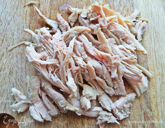 Распотрошить филе на волокна, можно руками.