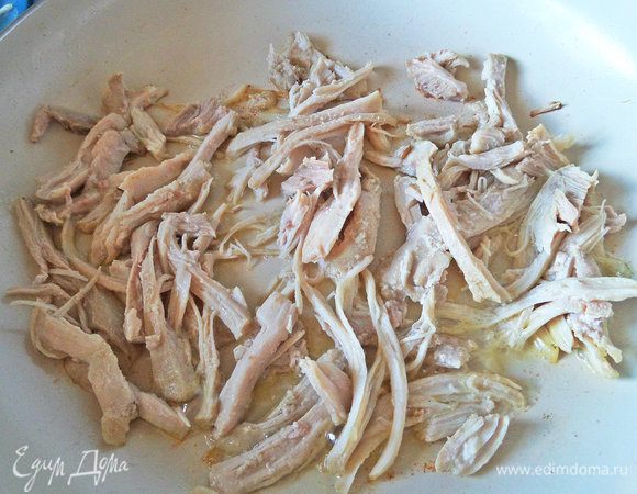 Высыпать в сковороду в масло.