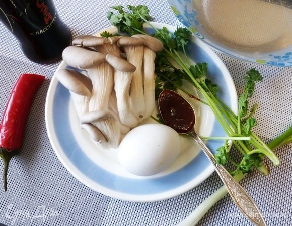 Подготовим продукты для супа «Тамаго тодзи». Кинзу и лук помыть, стряхнуть влагу. Яйцо я тоже мою. Заранее сварить куриный бульон.