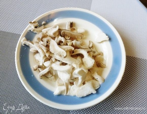 Вёшенки нарежем помельче тонкими пластинками.