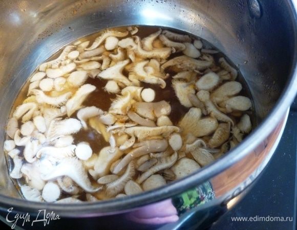 Разогреем куриный бульон, добавим соевый соус и мисо-пасту. Когда закипит, добавим грибы и варим 3-4 минуты.