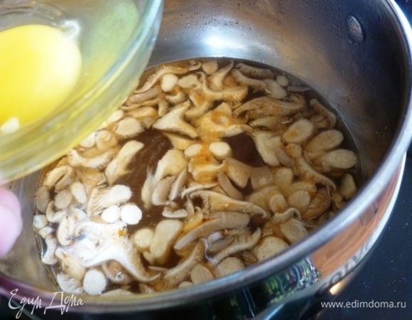 Теперь вбиваем в кипящий суп яйцо и мешаем против часовой стрелки. Эти манипуляции мне не совсем понятны, но, как говорится, восток — дело тонкое! 