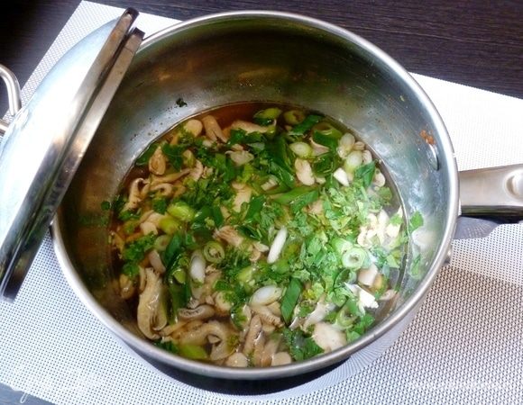 Сразу снимаем с огня, посыпаем нарезанной зеленью и накрываем крышкой на полминуты. Затем посыпаем перцем и сразу подаем к столу.